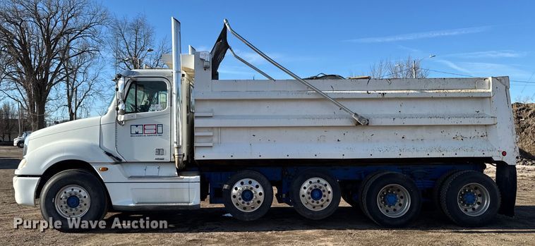image for item DT0633 2005 Freightliner Columbia dump truck