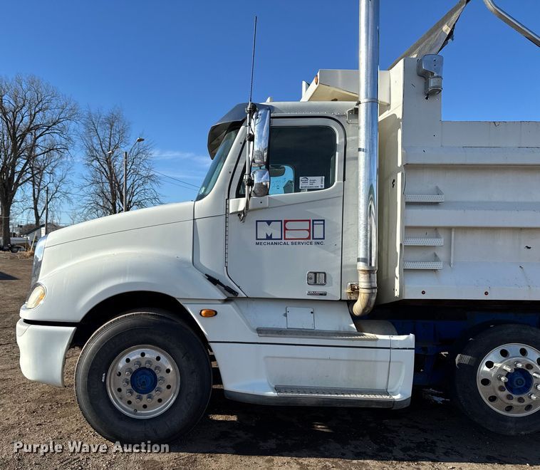 image for item DT0633 2005 Freightliner Columbia dump truck