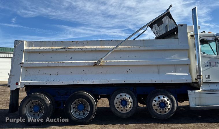 image for item DT0633 2005 Freightliner Columbia dump truck