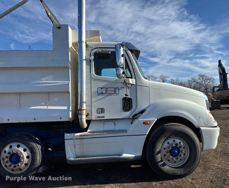 image for item DT0633 2005 Freightliner Columbia dump truck