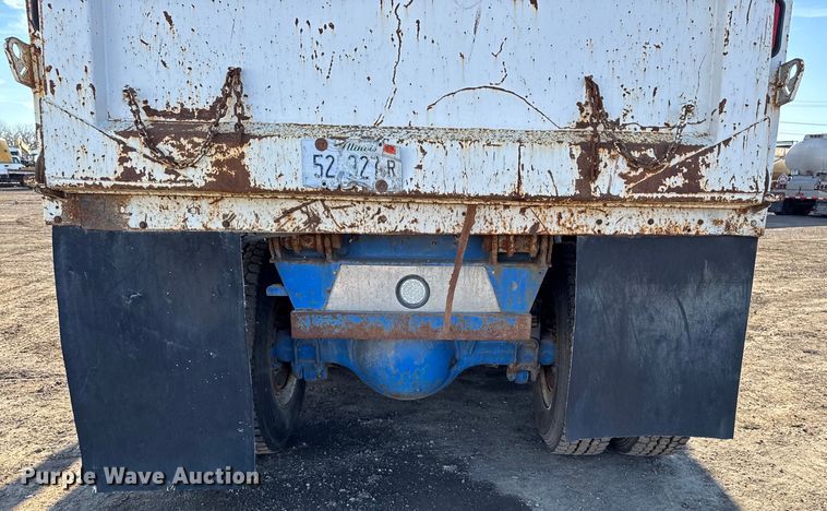 image for item DT0633 2005 Freightliner Columbia dump truck