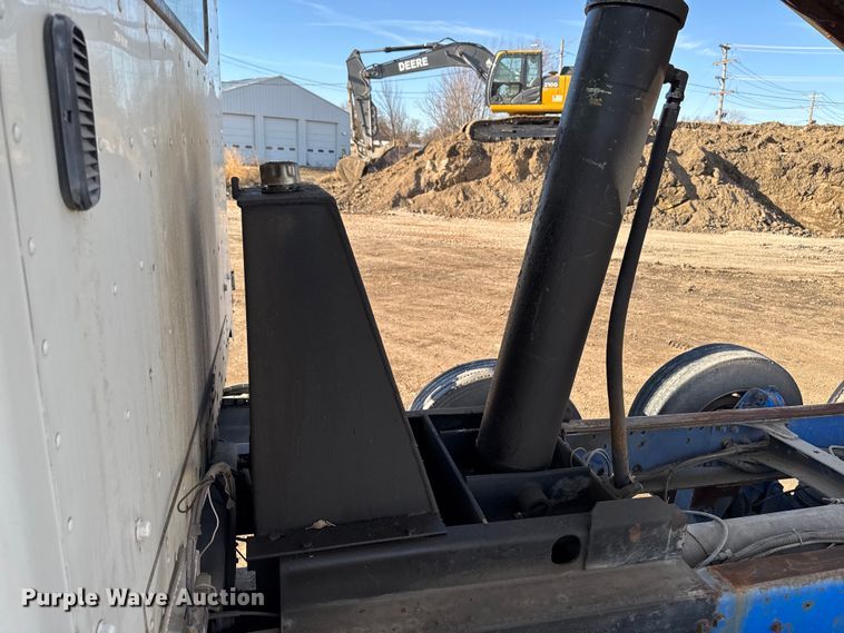 image for item DT0633 2005 Freightliner Columbia dump truck