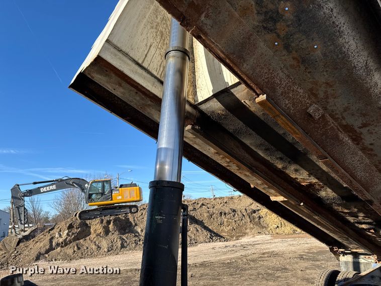 image for item DT0633 2005 Freightliner Columbia dump truck