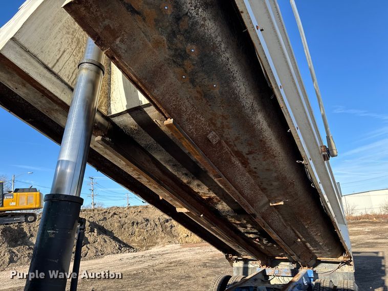 image for item DT0633 2005 Freightliner Columbia dump truck