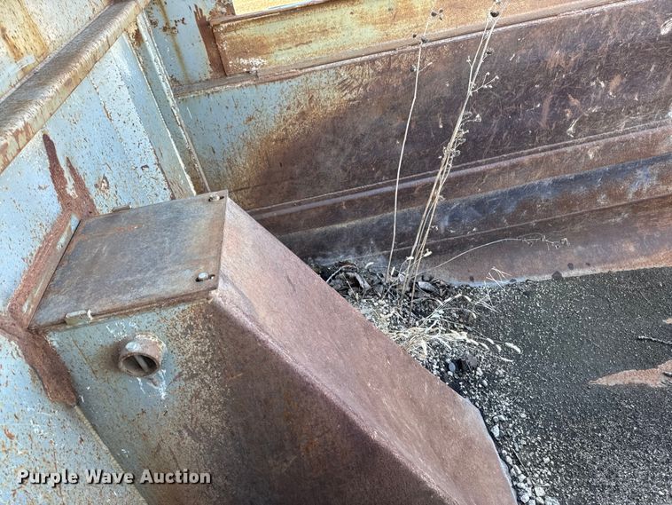 image for item DT0633 2005 Freightliner Columbia dump truck