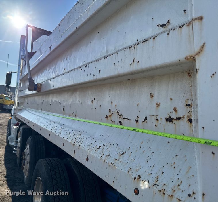 image for item DT0633 2005 Freightliner Columbia dump truck