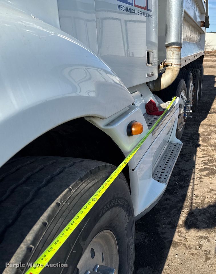 image for item DT0633 2005 Freightliner Columbia dump truck