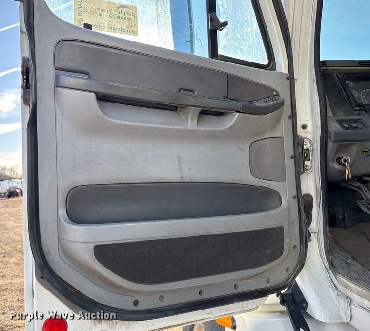 image for item DT0633 2005 Freightliner Columbia dump truck