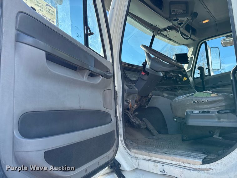 image for item DT0633 2005 Freightliner Columbia dump truck