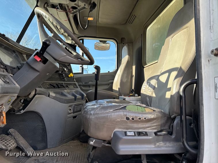 image for item DT0633 2005 Freightliner Columbia dump truck