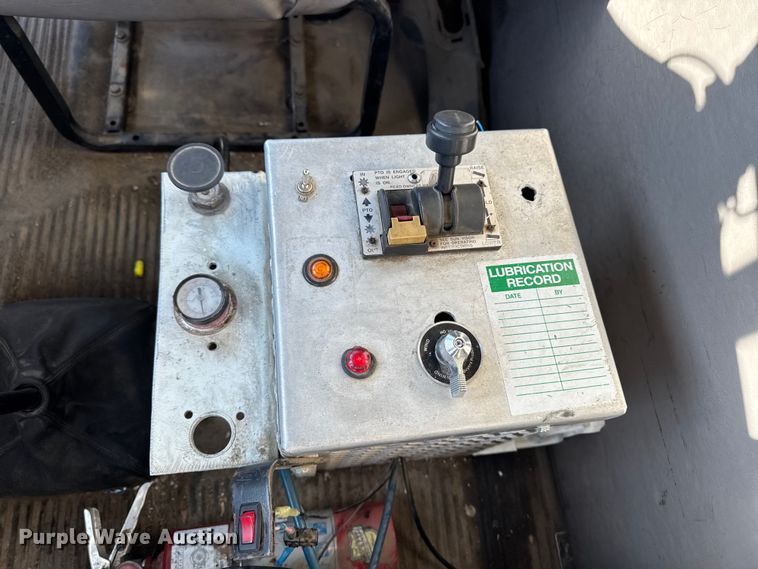 image for item DT0633 2005 Freightliner Columbia dump truck