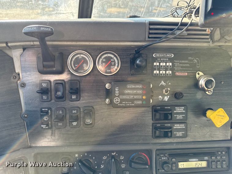 image for item DT0633 2005 Freightliner Columbia dump truck