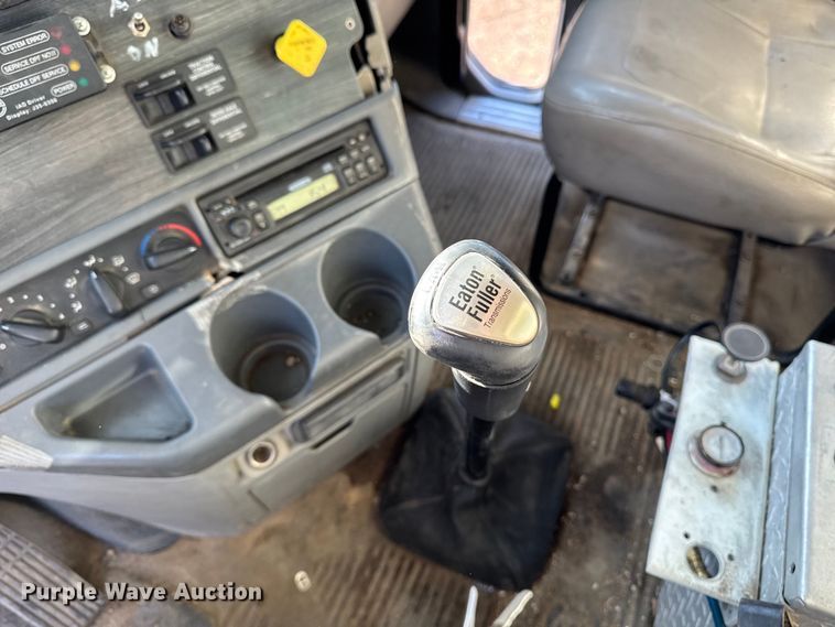 image for item DT0633 2005 Freightliner Columbia dump truck