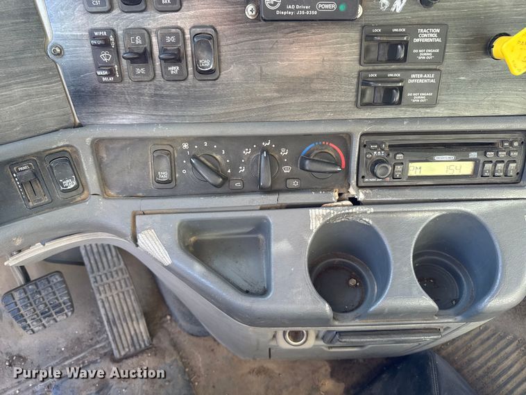 image for item DT0633 2005 Freightliner Columbia dump truck