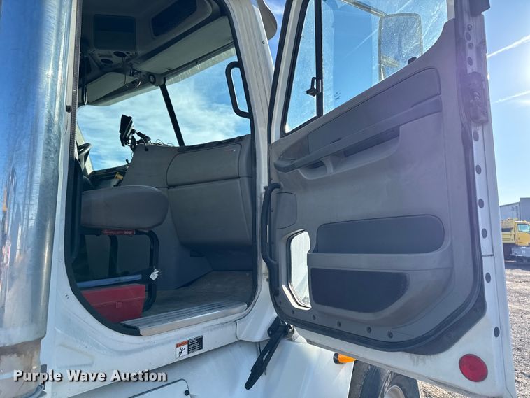 image for item DT0633 2005 Freightliner Columbia dump truck