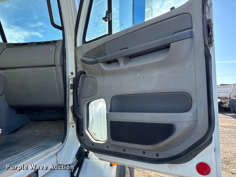 image for item DT0633 2005 Freightliner Columbia dump truck