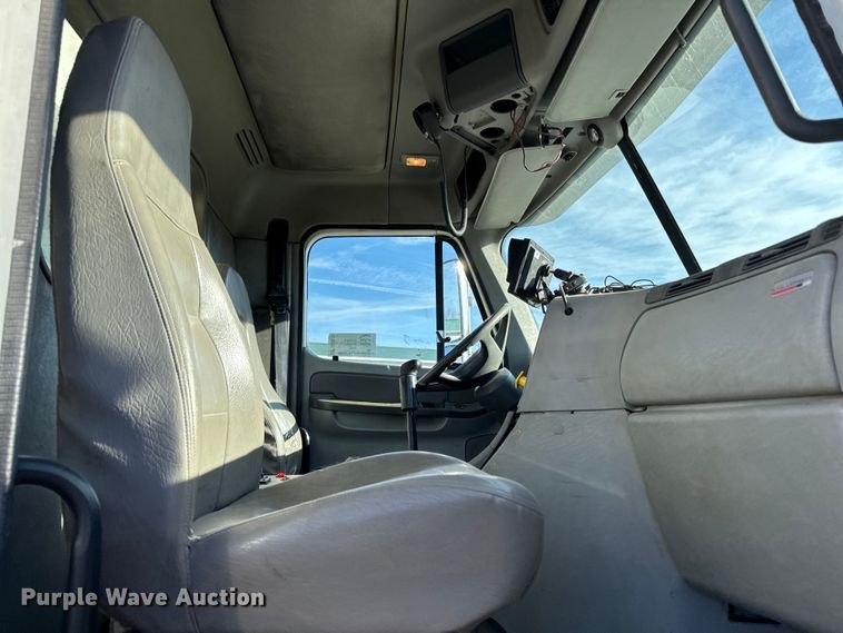 image for item DT0633 2005 Freightliner Columbia dump truck