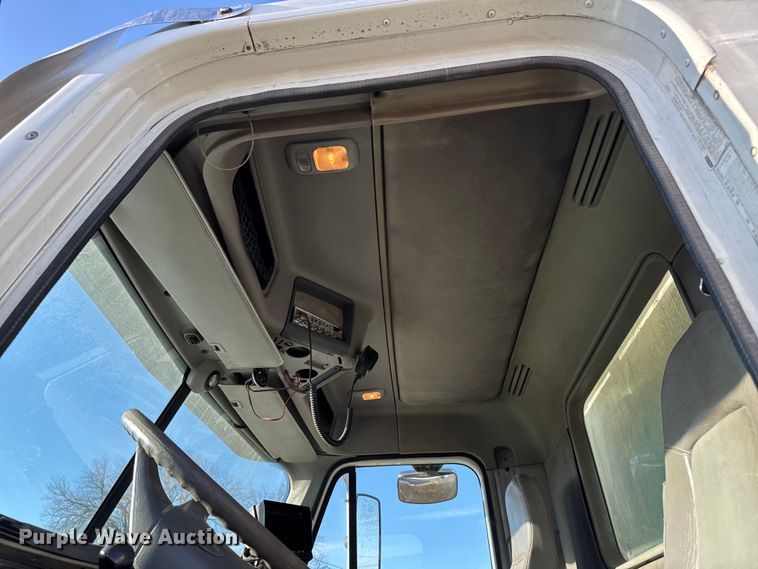 image for item DT0633 2005 Freightliner Columbia dump truck