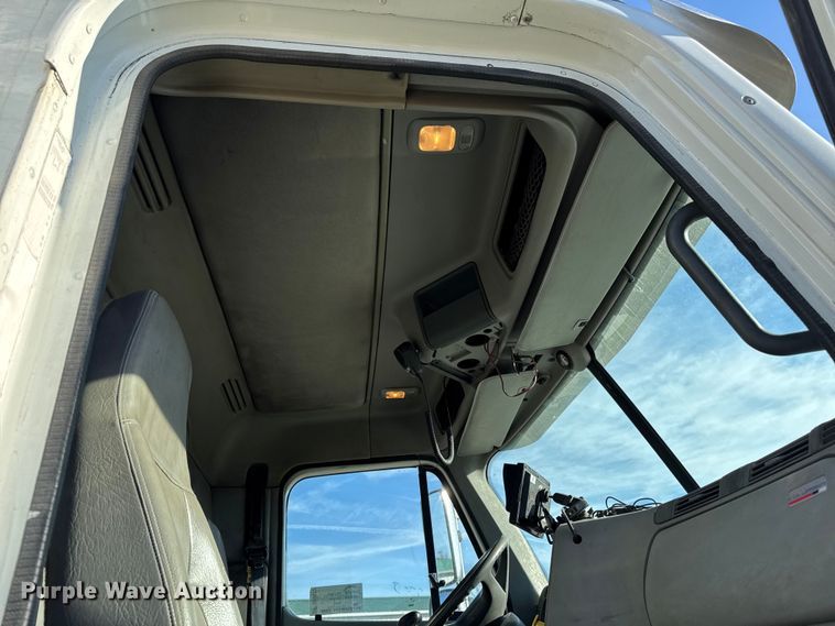 image for item DT0633 2005 Freightliner Columbia dump truck