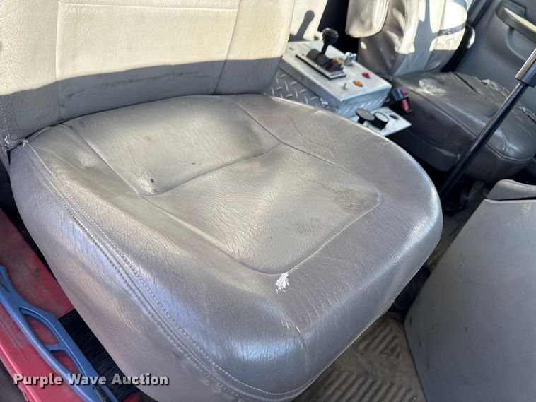 image for item DT0633 2005 Freightliner Columbia dump truck