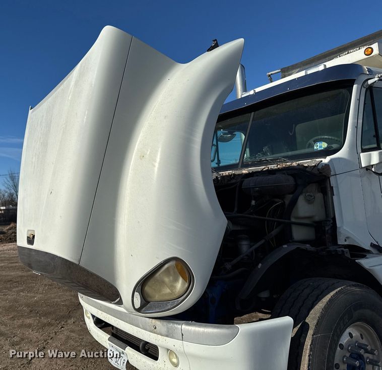 image for item DT0633 2005 Freightliner Columbia dump truck