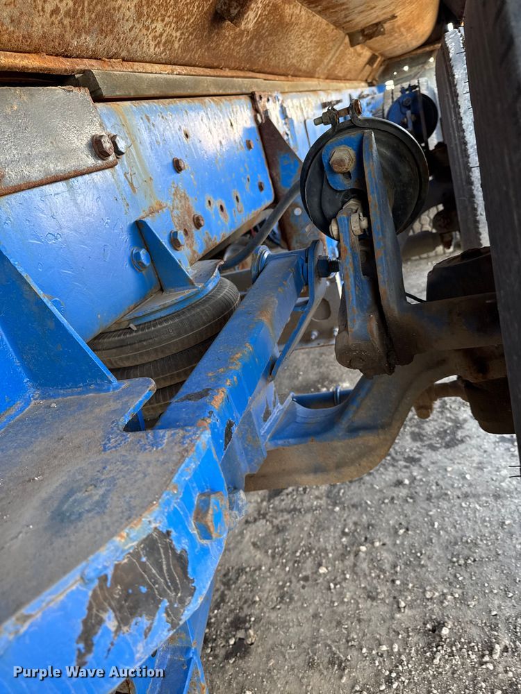 image for item DT0633 2005 Freightliner Columbia dump truck