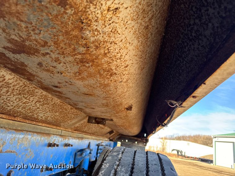 image for item DT0633 2005 Freightliner Columbia dump truck