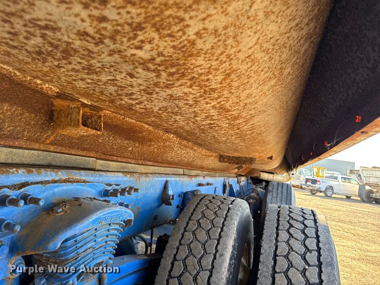 image for item DT0633 2005 Freightliner Columbia dump truck