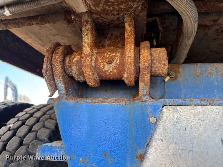 image for item DT0633 2005 Freightliner Columbia dump truck