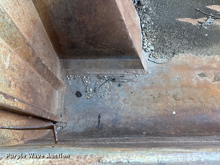 image for item DT0633 2005 Freightliner Columbia dump truck