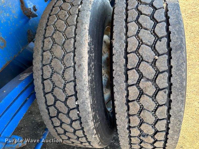 image for item DT0633 2005 Freightliner Columbia dump truck