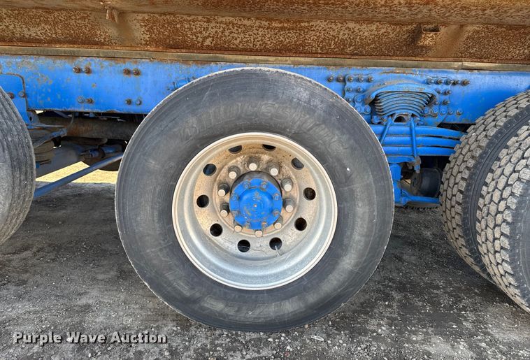 image for item DT0633 2005 Freightliner Columbia dump truck