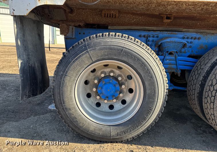 image for item DT0633 2005 Freightliner Columbia dump truck