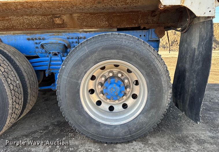 image for item DT0633 2005 Freightliner Columbia dump truck