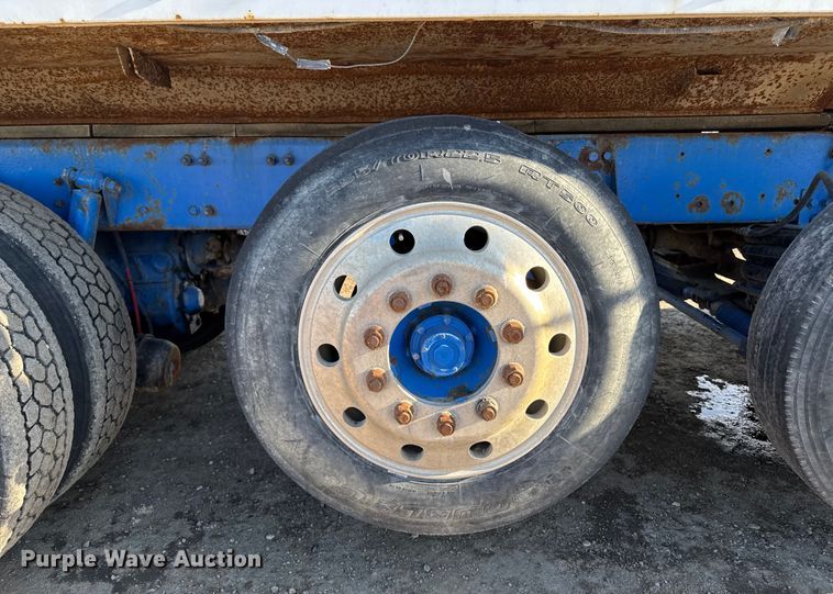 image for item DT0633 2005 Freightliner Columbia dump truck