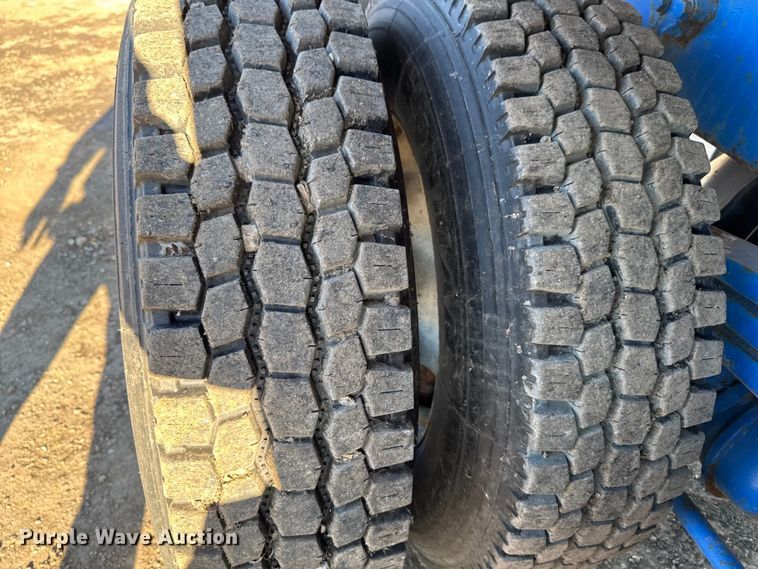 image for item DT0633 2005 Freightliner Columbia dump truck