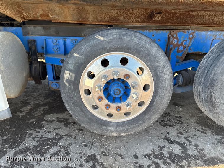 image for item DT0633 2005 Freightliner Columbia dump truck