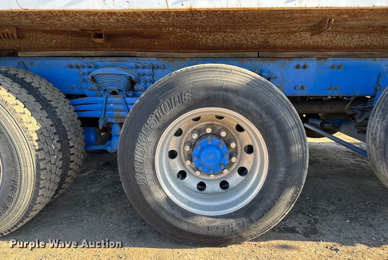 image for item DT0633 2005 Freightliner Columbia dump truck