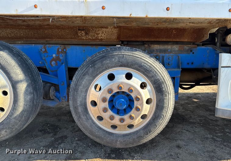 image for item DT0633 2005 Freightliner Columbia dump truck