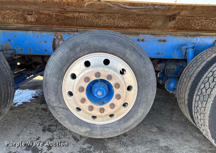 image for item DT0633 2005 Freightliner Columbia dump truck