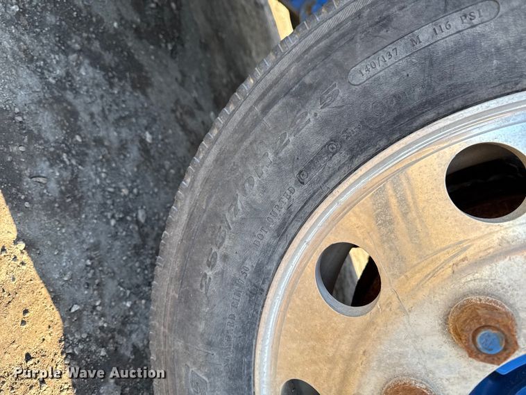 image for item DT0633 2005 Freightliner Columbia dump truck