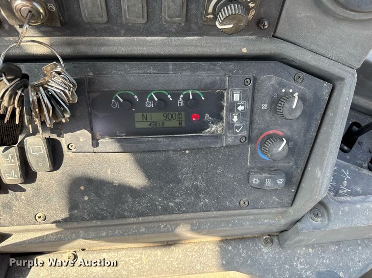 image for item DT0691 2010 John Deere 410J backhoe