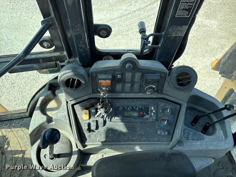 image for item DT0691 2010 John Deere 410J backhoe