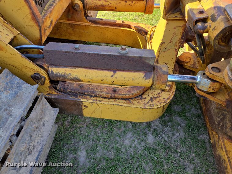 image for item DT4802 1993 Caterpillar D3C dozer