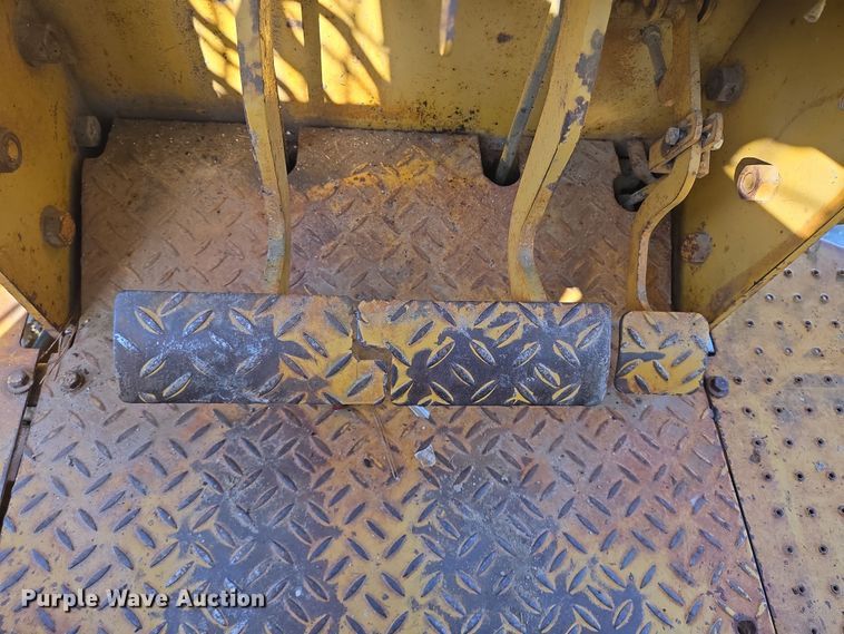 image for item DT4802 1993 Caterpillar D3C dozer