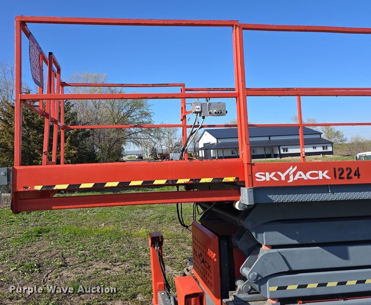 image for item DT6784 2003 SkyJack SJ7135 scissor lift
