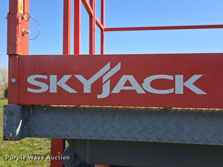 image for item DT6784 2003 SkyJack SJ7135 scissor lift