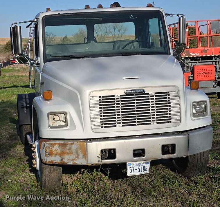 image for item DT6785 2000 Freightliner FL70 semi truck