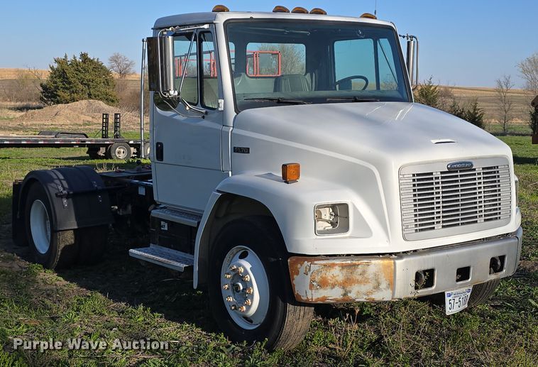 image for item DT6785 2000 Freightliner FL70 semi truck