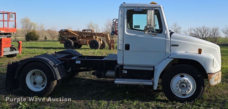 image for item DT6785 2000 Freightliner FL70 semi truck